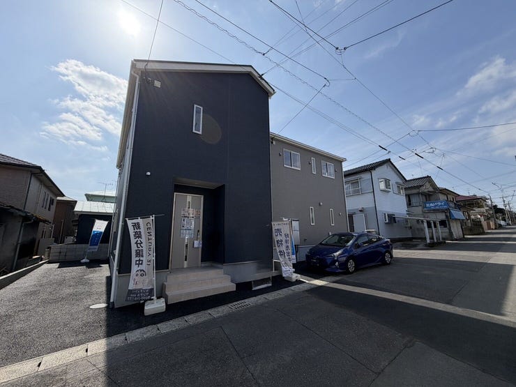 【外観】
落ちついた色合いとシンプルなデザインが魅力の2階建て住宅。
どの世代にもなじむ、安心感ある外観です!