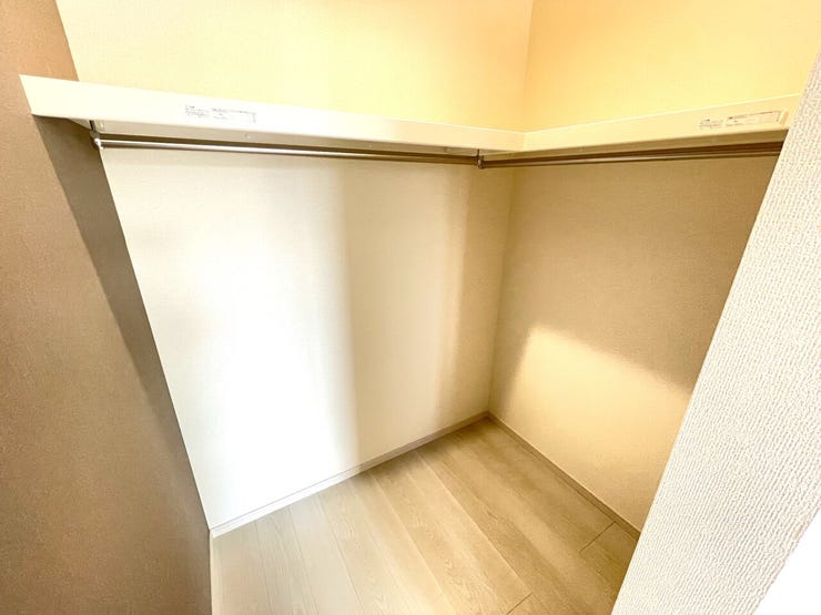 ウォークインクローゼット 同仕様
収納に便利なファミリークローゼット完備!