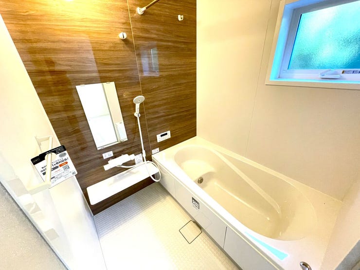 浴室 同仕様
ゆったりくつろげるバスルーム♪
小窓付きで換気もバッチリです♪