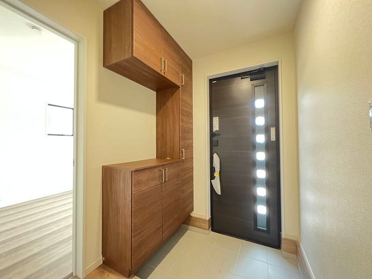 玄関 同仕様
シューズボックス付きの玄関♪
玄関がスッキリとお使いいただけます♪