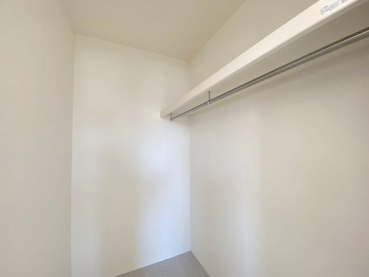 衣類や寝具、季節性の家具・家電など様々なものが収納できるウォークインクローゼットです!お部屋もすっきり♪