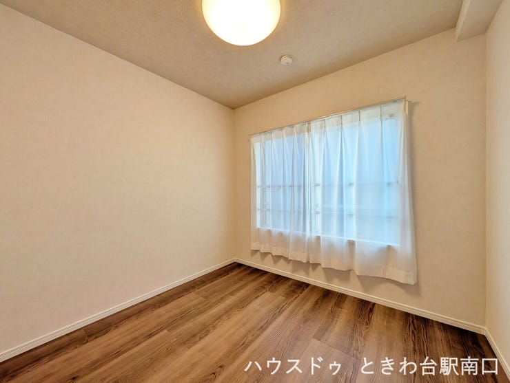 柔らかな光が差し込む洋室。木の温もりを感じるフローリングとシンプルな白壁が、心地よいプライベートタイムを演出します。