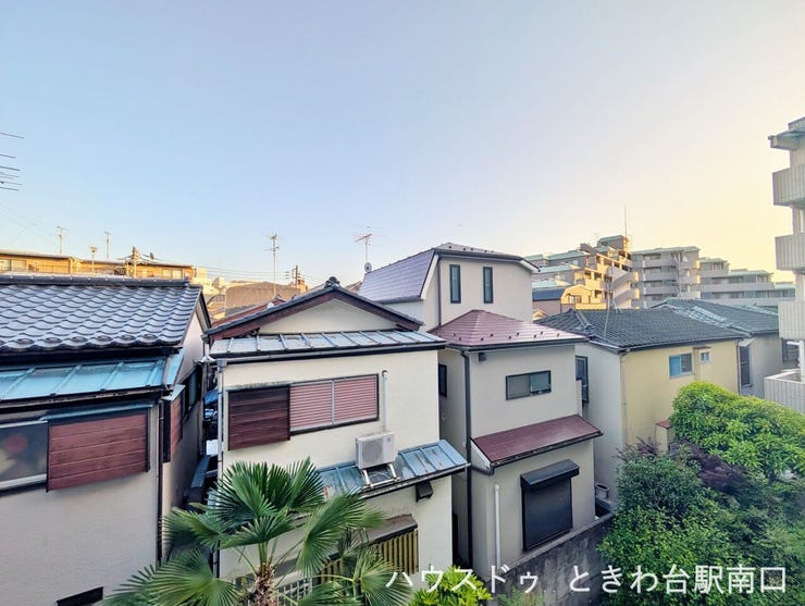 窓の外には、落ち着いた住宅街の景色が広がります。南向きならではの豊かな陽当たりを存分に享受できる、贅沢な住環境です。
