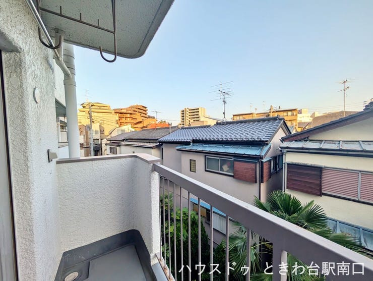 日当たりの良い南向きバルコニー。心地よい風が通り抜け、洗濯物もよく乾きます。ホッと一息つけるプライベートな屋外空間です。