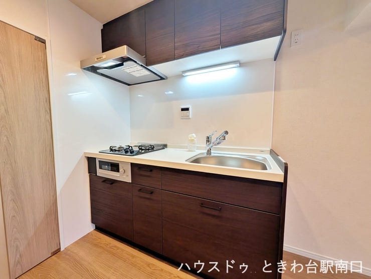 機能美を追求したシステムキッチンを新設。2口ガスコンロやシングルレバー水栓など、毎日の料理を楽しく快適にする工夫が満載です。