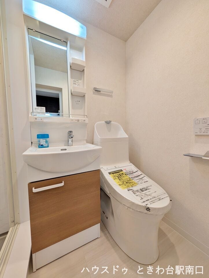 清潔感のある温水洗浄便座付きトイレと洗面台が一体となったサニタリー。限られたスペースを最大限に活かしたスマートな設計です。