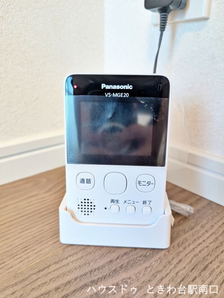 防犯面でも安心なモニター付きインターホンを完備。来客の顔を確認してから対応できるため、一人暮らしでも心強い設備です。