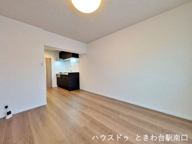約8.5帖の開放的なリビングダイニング。新規リノベーションにより美しく生まれ変わった空間で、新しい生活を始められます。
