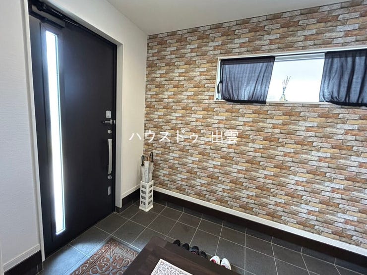 壁の模様がお洒落な玄関は窓もあり日の光がしっかりと入ります。ゆったりとした広さですので来客が多くても安心です。