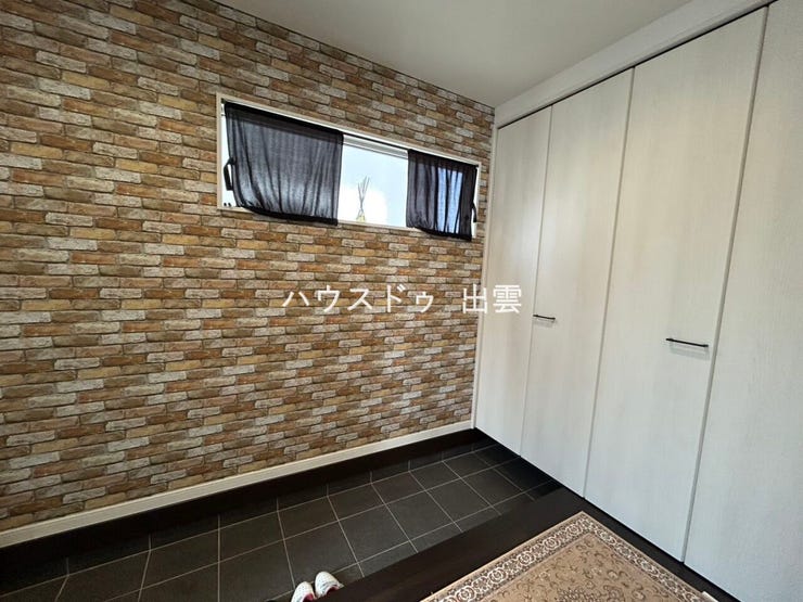 玄関の奥にはシューズインクロークがあり、靴の他にも玄関で使うものなどは収納可能です。ちょっとした荷物も収納出来る広さがあります。