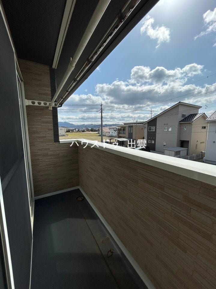2階にバルコニーが付いており洗濯物も干せます。眺めもいいのでリラックスしたいときに気分転換に出てもいいかもしれませんね。洗濯物は雨の日も干せるので安心ですね。
