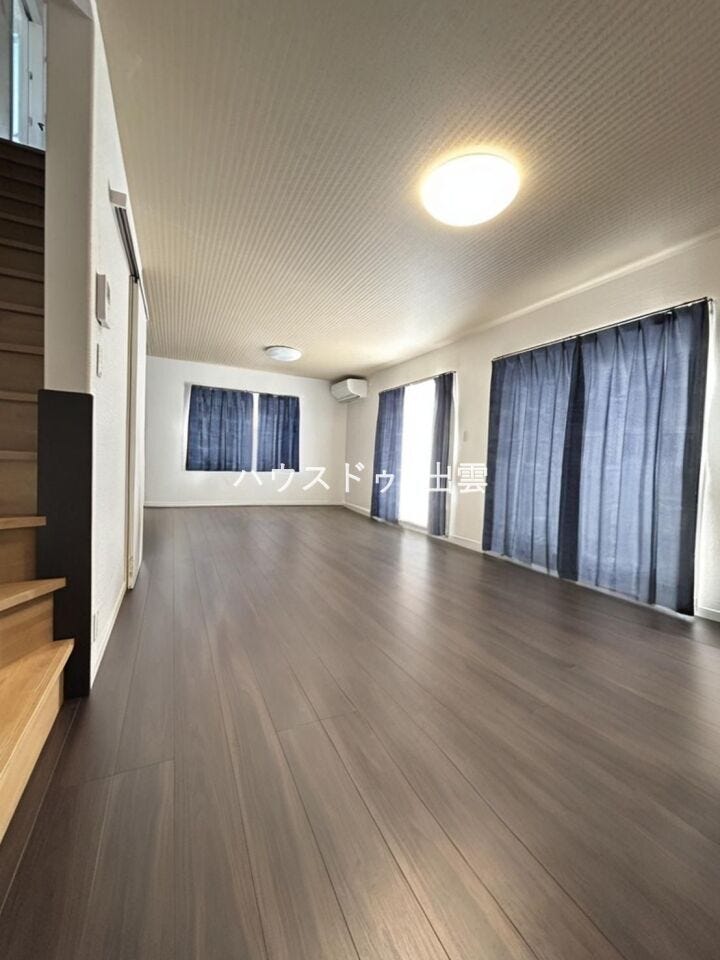 リビングには大きく窓が二か所付いているので換気もしやすく、日の光もたくさん入りますので明るい部屋で過ごせます。
*AIにより家具を消しています。