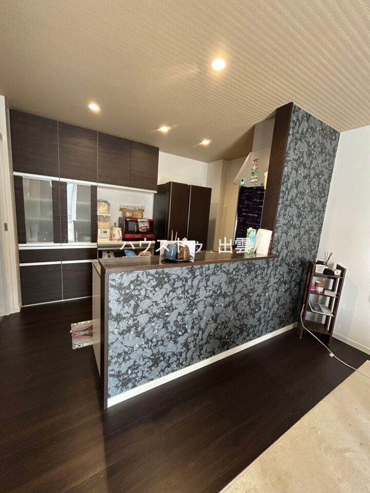 タイルの模様がお洒落なキッチンは落ち着いた印象でリラックスした気分でキッチンで作業できそうですね。背面収納もあります。