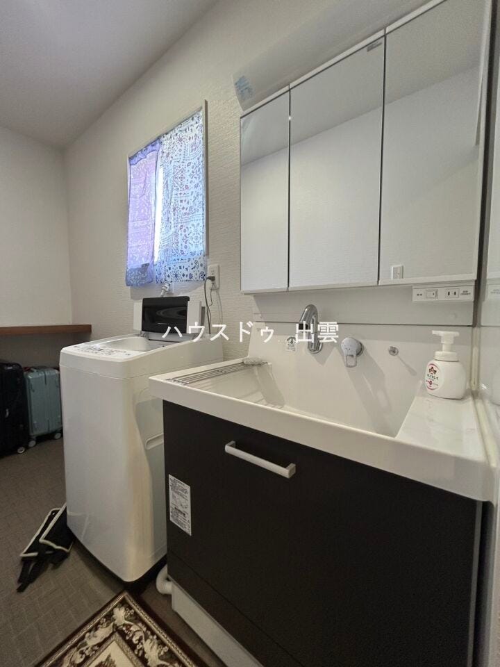 1階の洗面所は三面鏡になっており後ろが収納になっております。全身チェックができる大きさですので外出する前にチェックが出来て安心です。