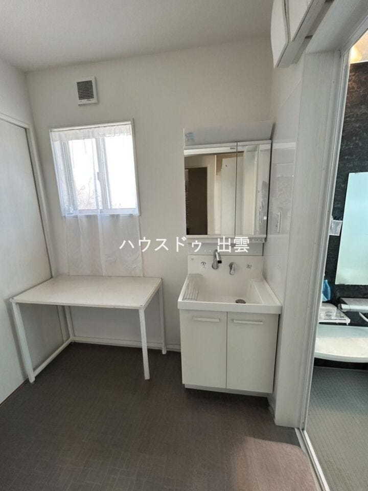 2階の洗面室です。1階とは違い白い色が清潔感を感じさせる洗面台になっております。横には台を置いてくしやボディークリームなどを置くこともできます。