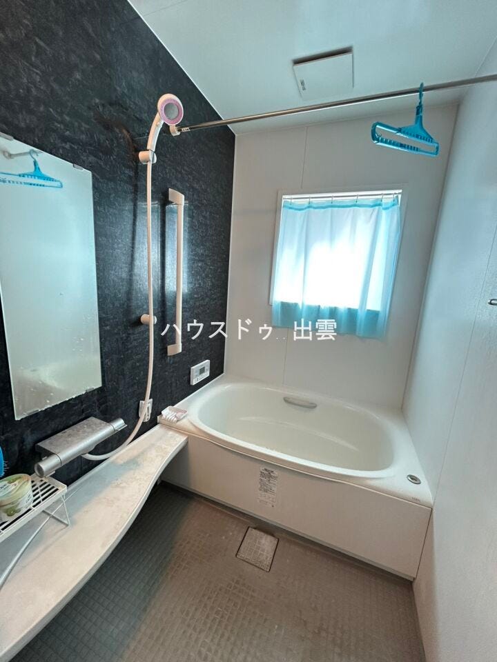 ブラウンの色がアクセントになって浴室は落ち着いてリラックスした気分になれます。お風呂の時間に落ち着いて寛げそうです。