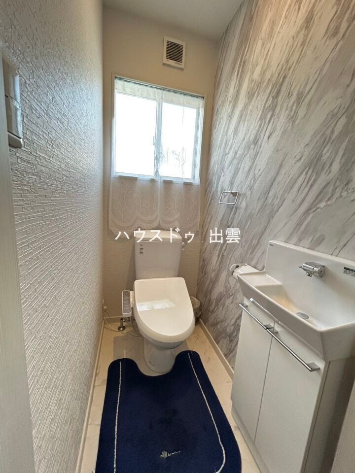 手洗い所も付いており下は収納スペースになっております。窓もあり換気も容易に出来ます。壁の模様がお洒落ですね。