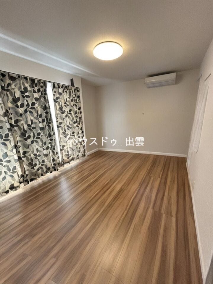 洋室は主寝室として使うこともできますし、お子様がおられる場合はご兄弟で使うこともできるひろさです。窓も大きく換気がしやすいです。