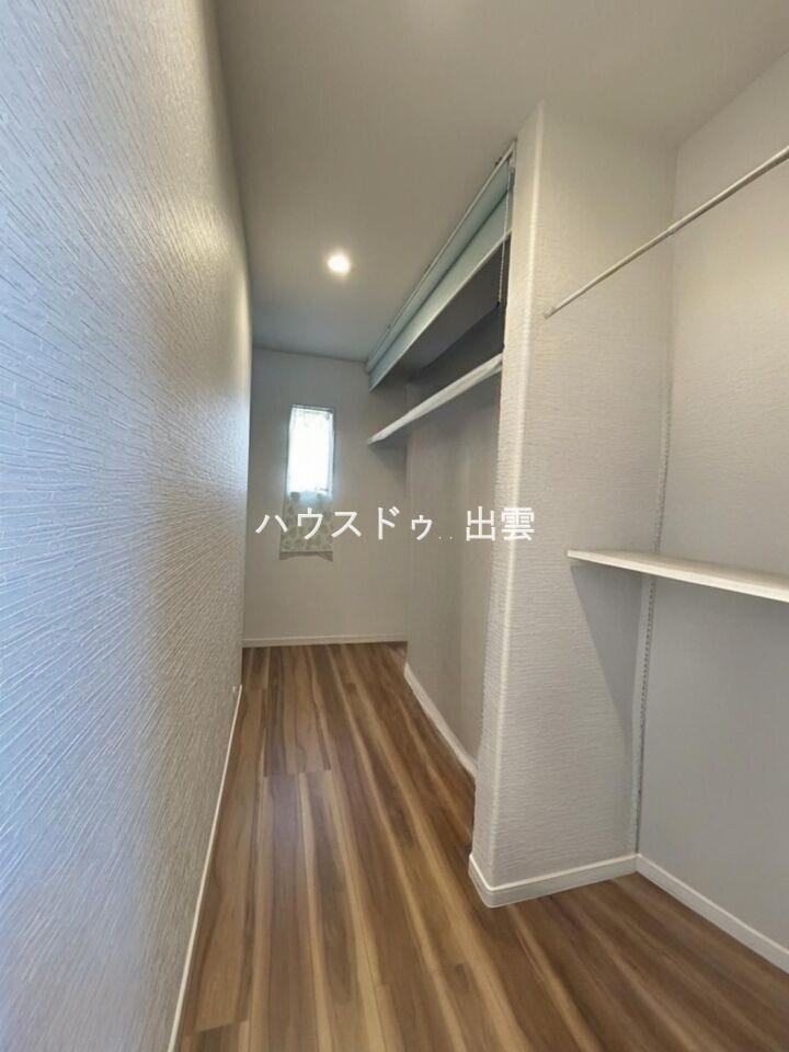 収納スペースは自分でケースを買ってきて置くこともできます。奥はローラーカーテンが付いているので荷物があってもカーテンをおろせば室内をきれいにすっきり見せれます。