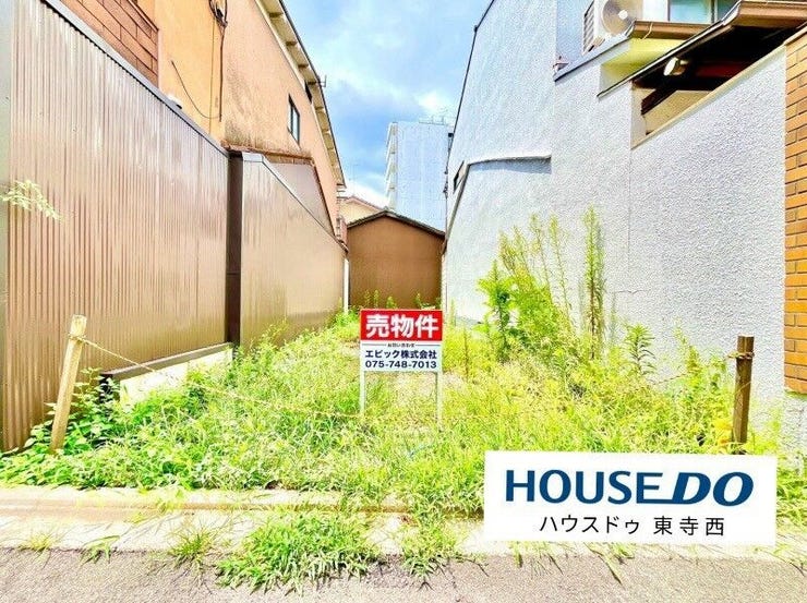 【外観】
西大路駅徒歩11分の商業地域。86㎡で容積率500%を活かし複合施設可能。狭小だからこそ取得しやすく、投資効率が高い希少物件。建ぺ率80%で開発性抜群。駅近商業地として最適です。