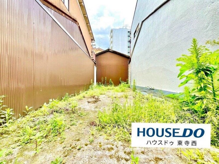 86㎡敷地で、商業地域容積率500%なら3~4階建て可能。西大路駅至近で流通量多い立地。小型投資地としての効率性が高く、デベロッパー・投資家の積極買付が見込める物件です。