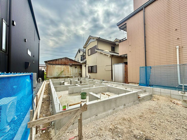 ◇外観写真◇
出来上がるお家は、17.81帖のLDKとなっています。家族が集まって食事をしたり、くつろいだりするのに十分な広さです。
リビングにも収納スペースを確保しているので、助かりますね♪