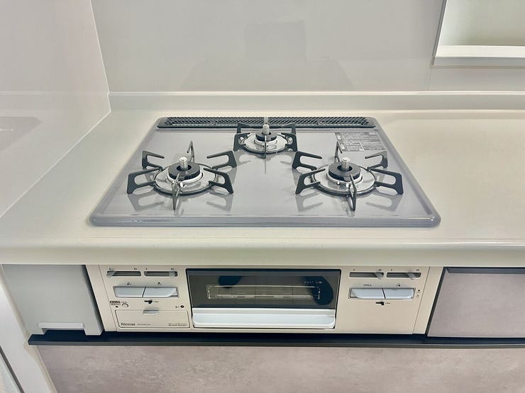 ◇三口コンロ◇
一度にたくさんの調理ができ、朝食の準備もお弁当作りもラクラクです。栄養面や彩りに気を配ると品数も増えますが、広いワークトップなのでたくさん作ってもスペースに余裕があります。