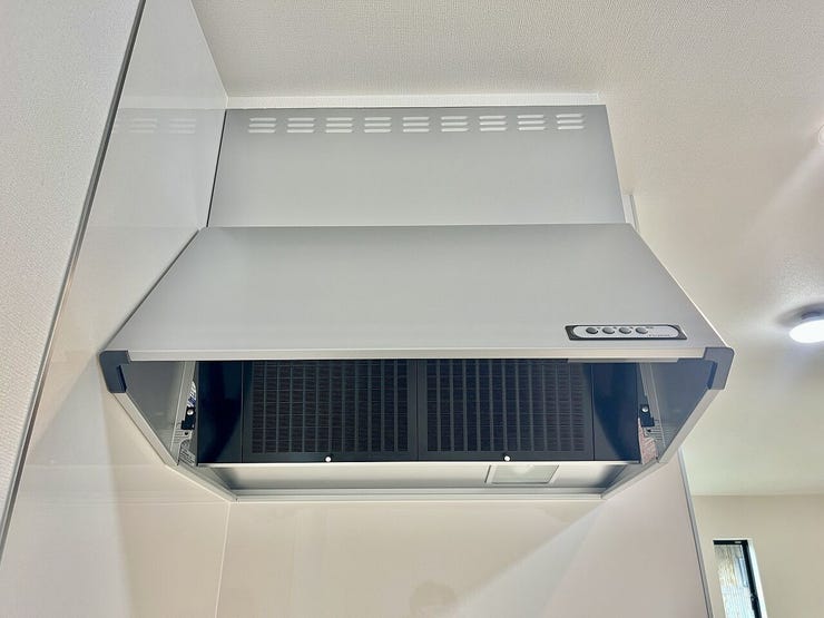 ◇レジンフード◇
ブーツ型のレンジフードです。凹凸がほとんどない内部構造なので、油がつきにくくお手入れがしやすい形状です。その形状から煙を集めやすく、換気機能に優れている点です。