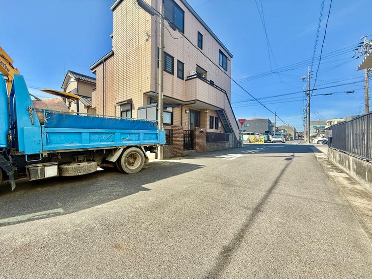 ◇前面道路◇
過ごす時間と共に刻々と表情を変えていく住まい、季節によってさまざまな表情を見せてくれるわが家は、時を重ね思いを紡ぐ場所です。ご家族の一家団欒を心ゆくまでお楽しみください。