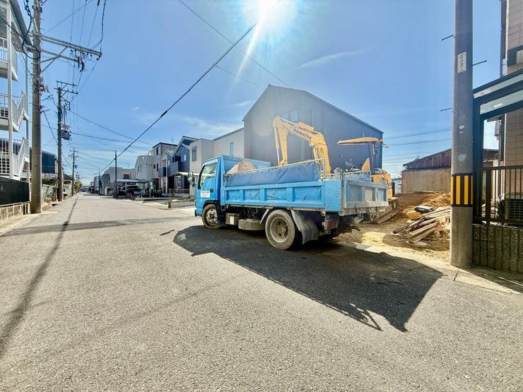 ◇前面道路◇
道路幅はゆとりある約6.0m。車2台が安心してすれ違うことのできる幅です。事故率や歩行者の安全性、騒音などを考えると程よい幅なのではないでしょうか。