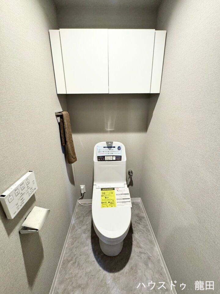 ストックもすっきり隠せる吊り戸棚付き。清潔感のあるモダンな内装で、毎日気持ちよく使えます