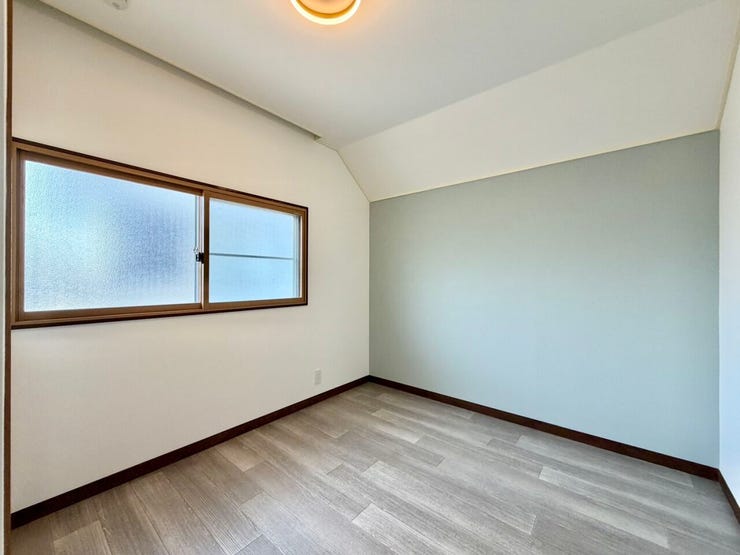 〈4.5帖〉パステルカラーのアクセントクロスが室内を明るくします♪