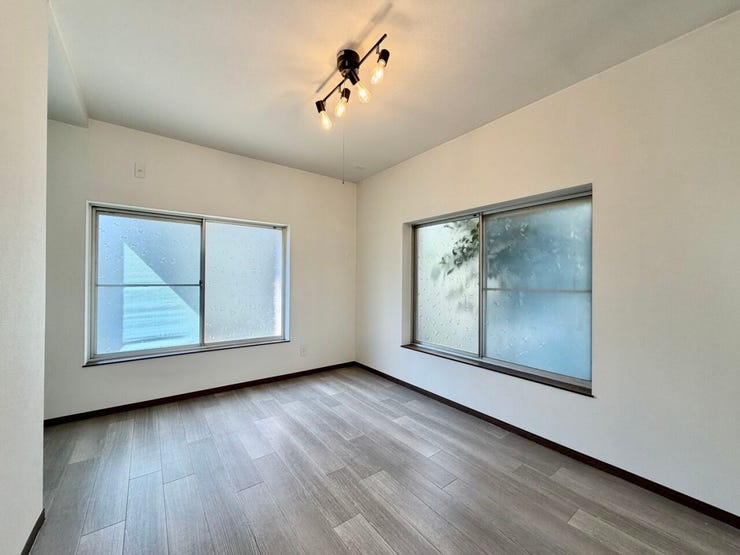 〈多目的ルーム 8.0帖〉二面採光で室内大変明るいです♪