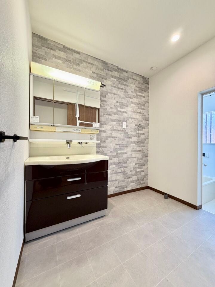 三面鏡付のワイドな洗面台は、朝の忙しい時間帯も安心です♪