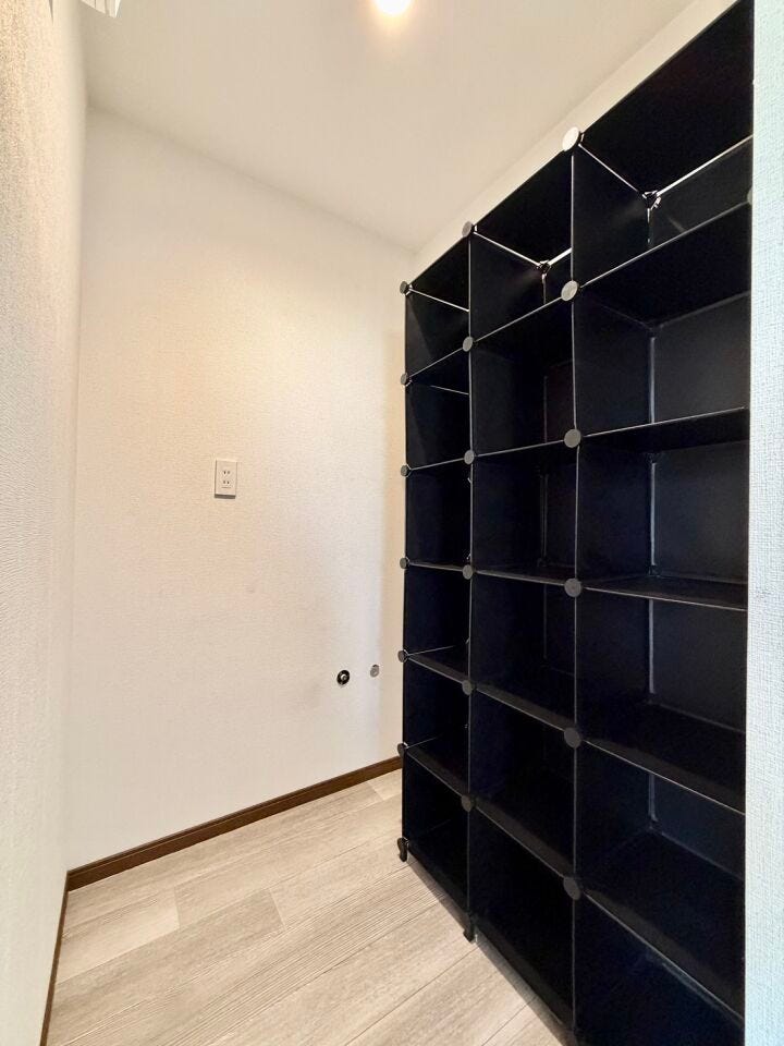 気が付くと増えているお洋服の収納や、大型荷物の収納に便利なWIC♪