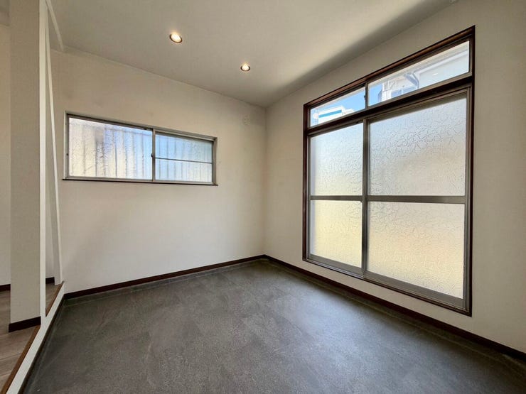 広い土間は窓が大きいので大変明るいです♪こちらの窓から自転車などを室内にしまうこともできます♪
外には雨戸があるので、防犯面は◎