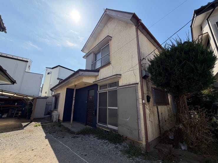 1975年築(昭和50年)という外観の古さを感じさせない内装工事のクオリティの高さに驚かれるのではないかと思います!
外壁等は弊社で修繕可能です♪お気軽にお問合せ下さい!