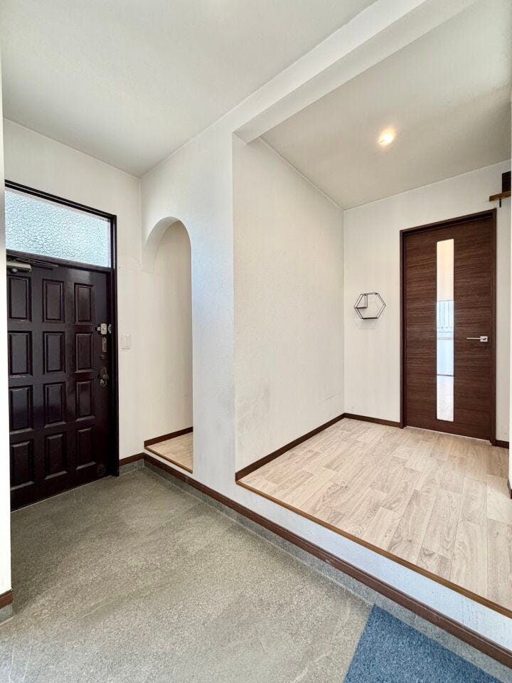 ゆったりとした玄関スペース。シューズボックスは設置していませんが、シューズインクローゼットがあるのでキレイを保てます♪