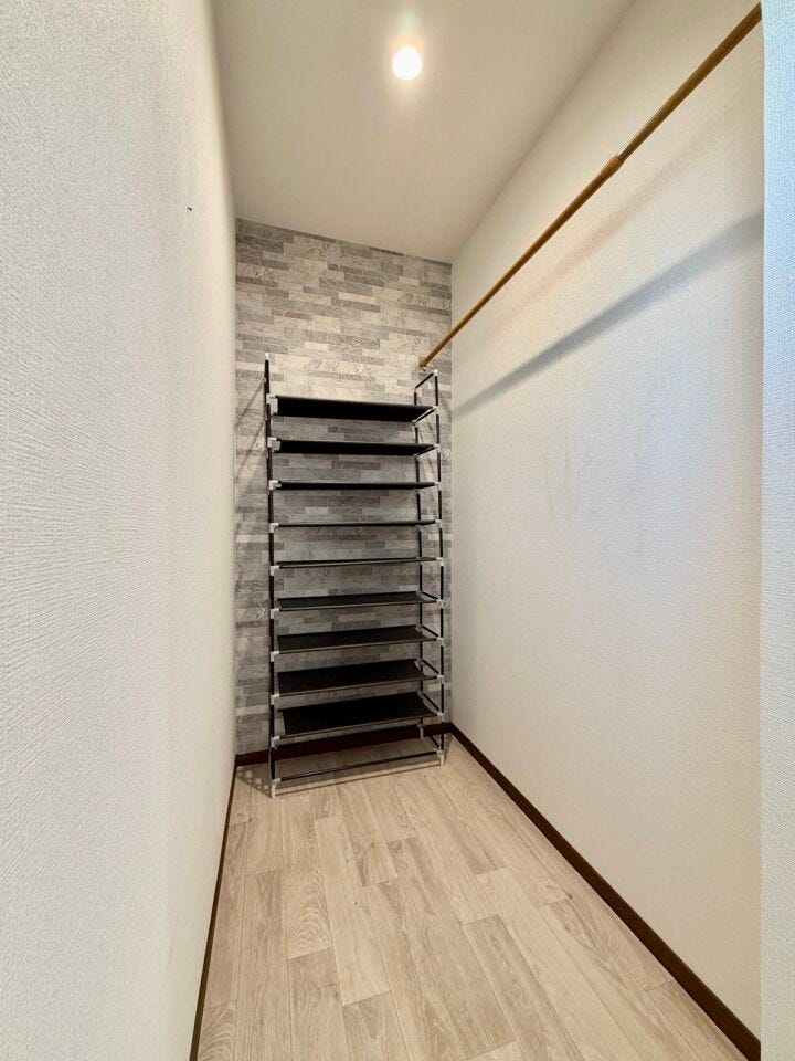 〈シューズインクローク〉このままでもお使い頂けますが、ご希望があれば棚やハンガーパイプも弊社で取付可能です♪お気軽にお問合せ下さい!