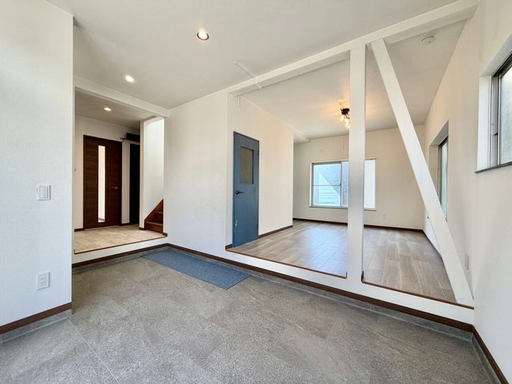 大きな植物を置いても邪魔にならない広さの土間は使い勝手◎