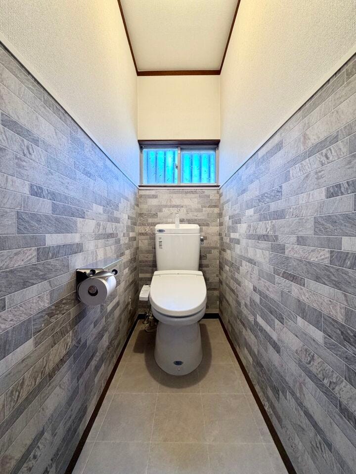 〈1階トイレ〉お手入れしやすい温水洗浄便座で、毎日快適♪