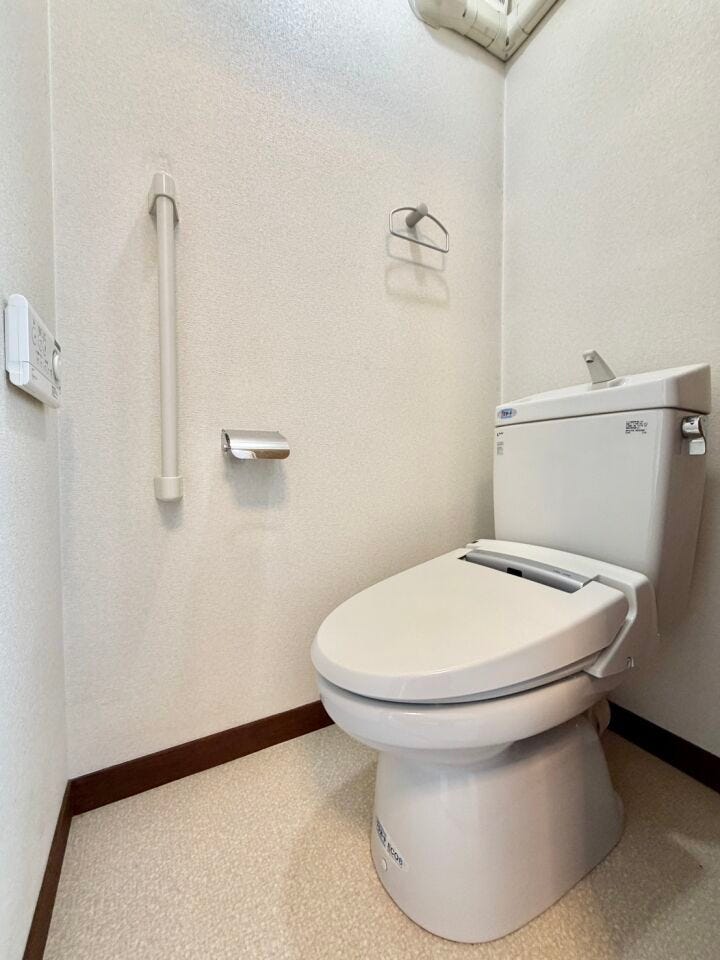 〈2階トイレ〉お手入れしやすい温水洗浄便座で、毎日快適♪