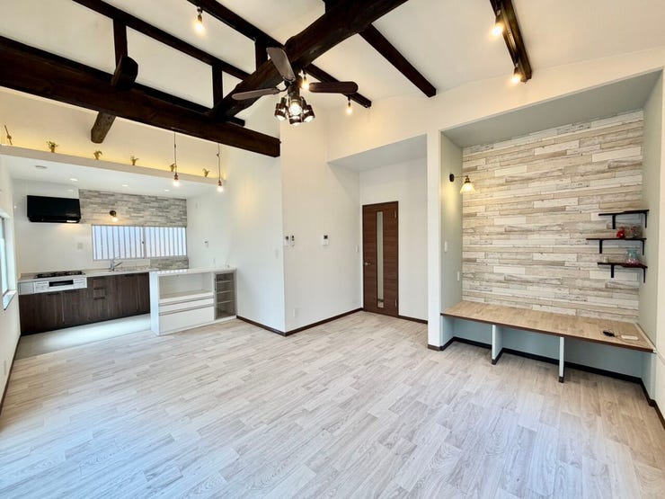 【リビング】
外観の古さを感じさせないクオリティの高さ!
化粧梁とシーリングファンがおしゃれな空間を演出♪