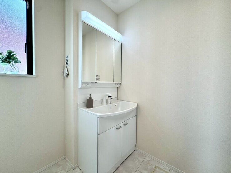 【Washroom】毎朝の準備がスムーズに。広めの洗面台と収納が使いやすい洗面所です。