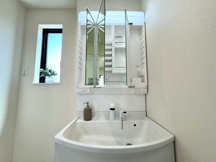【Washroom】壁付け水栓でカウンターまわりが広々。洗面スペースがより快適になります。