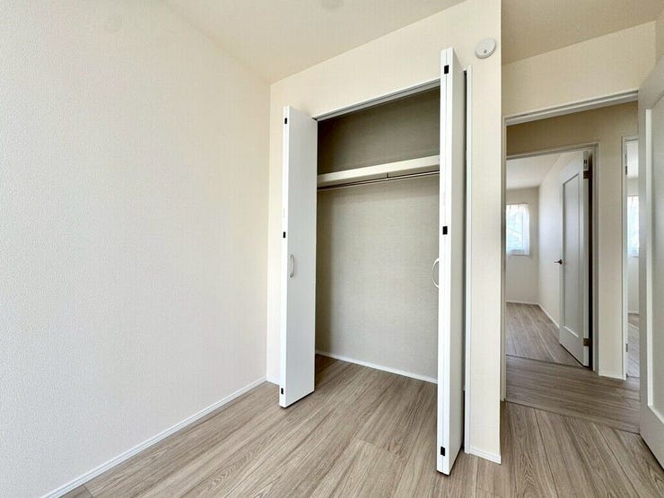 【Bedroom】洋室には収納力のあるクローゼット付き。衣類や荷物もすっきり収まります。