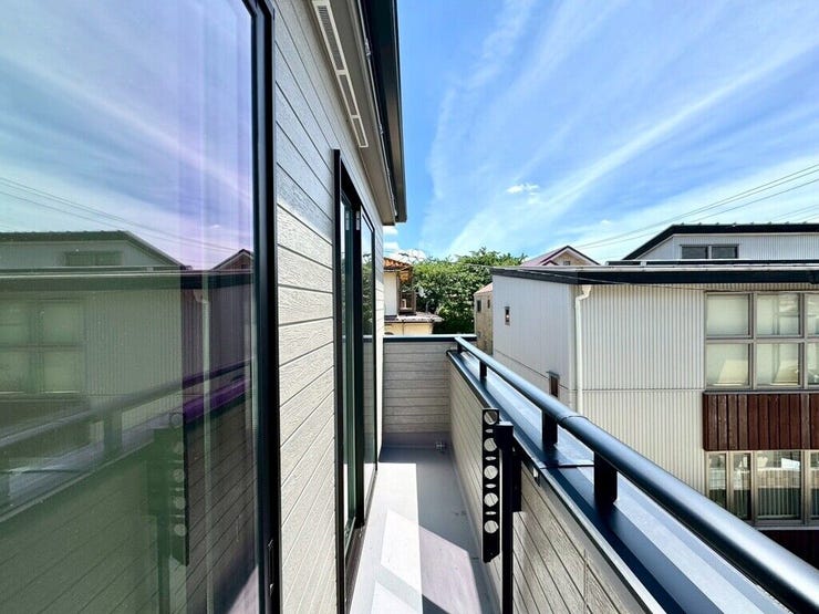【Balcony】日当たりの良いバルコニーはお洗濯物がしっかり乾きやすく、毎日の家事にも重宝します。