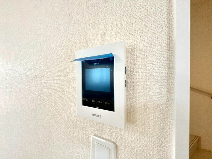 【Facilities】来訪者を確認できるモニター付きインターホンで、防犯面も安心です。