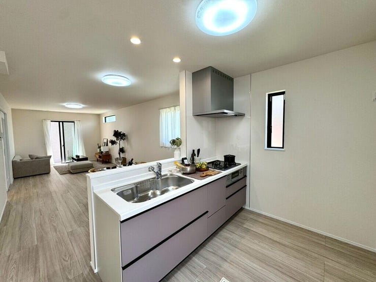 【kitchen】広めのキッチンは料理のしやすさを追求した設計。収納も豊富で作業がしやすい空間です。