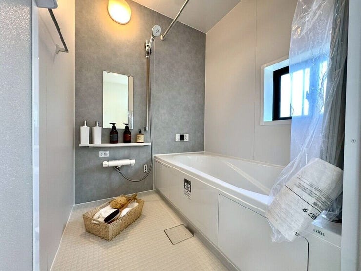【Bathroom】お子様とのバスタイムにも十分な広さがあり、掃除も簡単にできます。